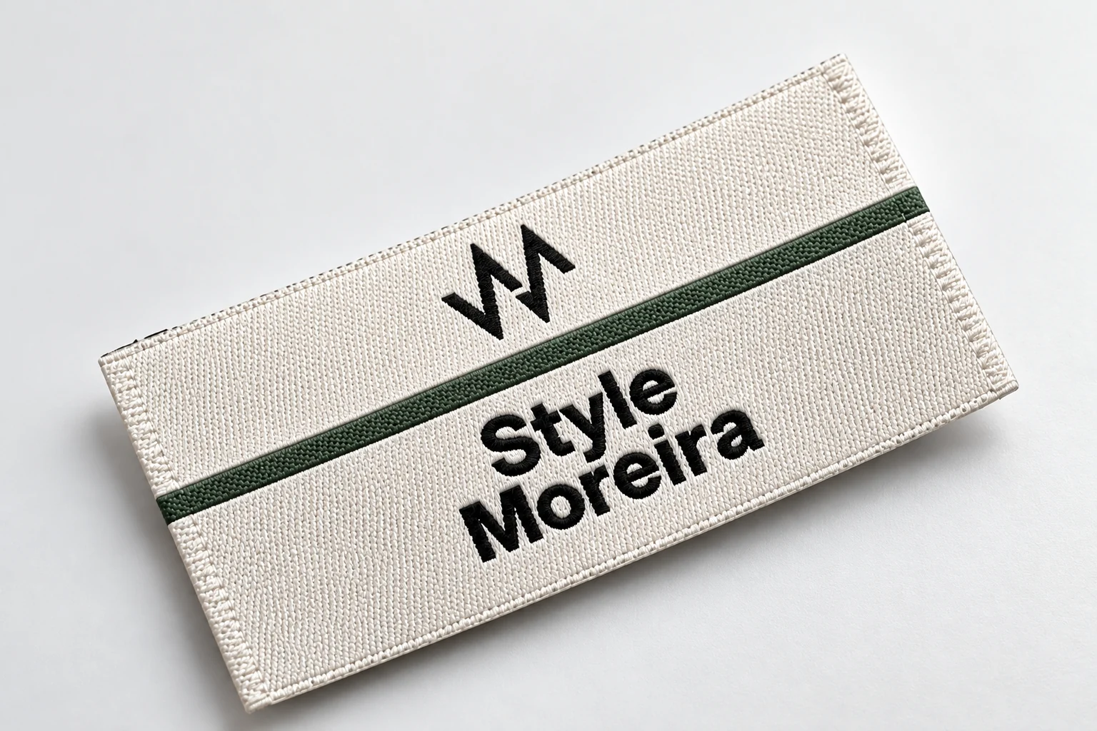 Detalhe de etiqueta tecida Style Moreira com textura e acabamento